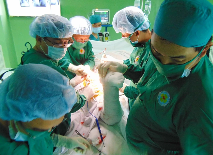 Ê kíp phẫu thuật khớp háng cho ông L