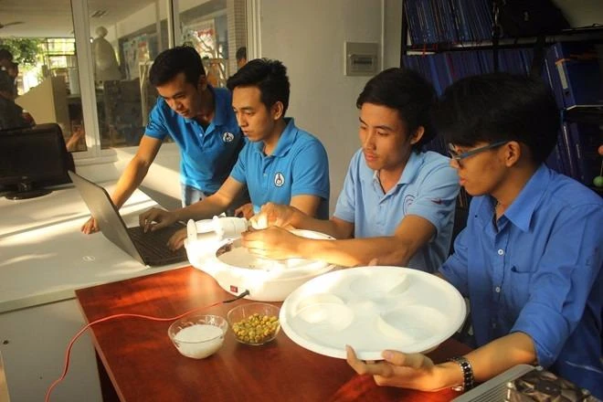 Các bạn sinh viên tiếp tục hoàn thiện thiết bị tự cho ăn của mình