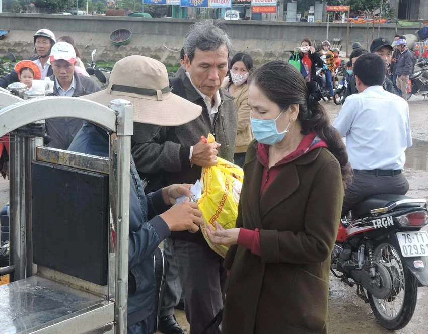 Hành khách bị mắc kẹt ở Lý Sơn do biển động.