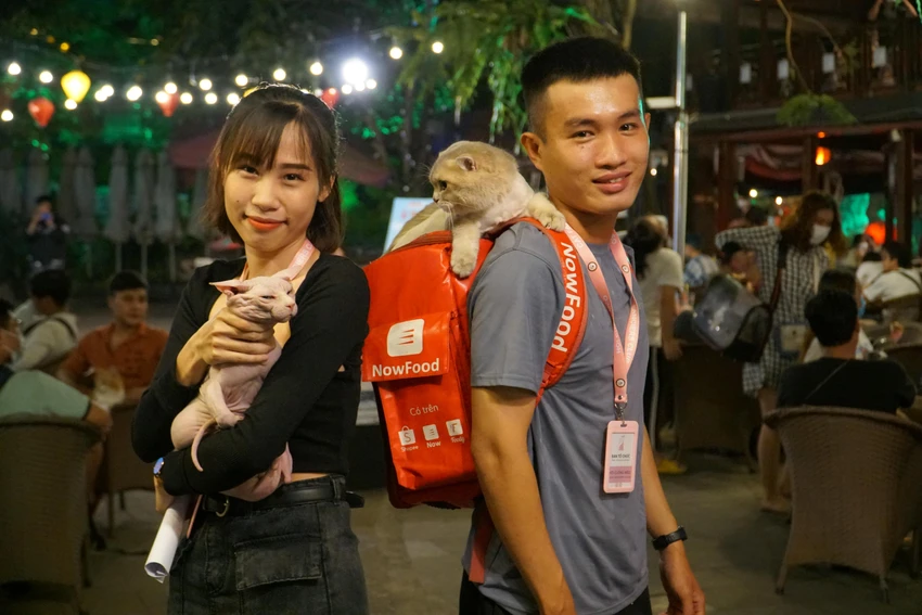 Bạn Mai Ngọc Dễ (ngụ quận Bình Tân, TP.HCM) cho biết: “Dịp lễ mình chưa biết sẽ đi đâu chơi, rất vui vì hội cuồng mèo có tổ chức một buổi giao lưu giữa những người yêu thú cưng nên mình mang mèo tới đây tham dự. Qua đây mình cũng muốn mọi người yêu thương mèo nhiều hơn, hãy xem mèo là bạn, không phải là thức ăn”. Bạn Mai Ngọc Dễ (ngụ quận Bình Tân, TP.HCM) cho biết: “Dịp lễ mình chưa biết sẽ đi đâu chơi, rất vui vì hội cuồng mèo có tổ chức một buổi giao lưu giữa những người yêu thú cưng nên mình mang mèo tới đây tham dự. Qua đây mình cũng muốn mọi người yêu thương mèo nhiều hơn, hãy xem mèo là bạn, không phải là thức ăn”.