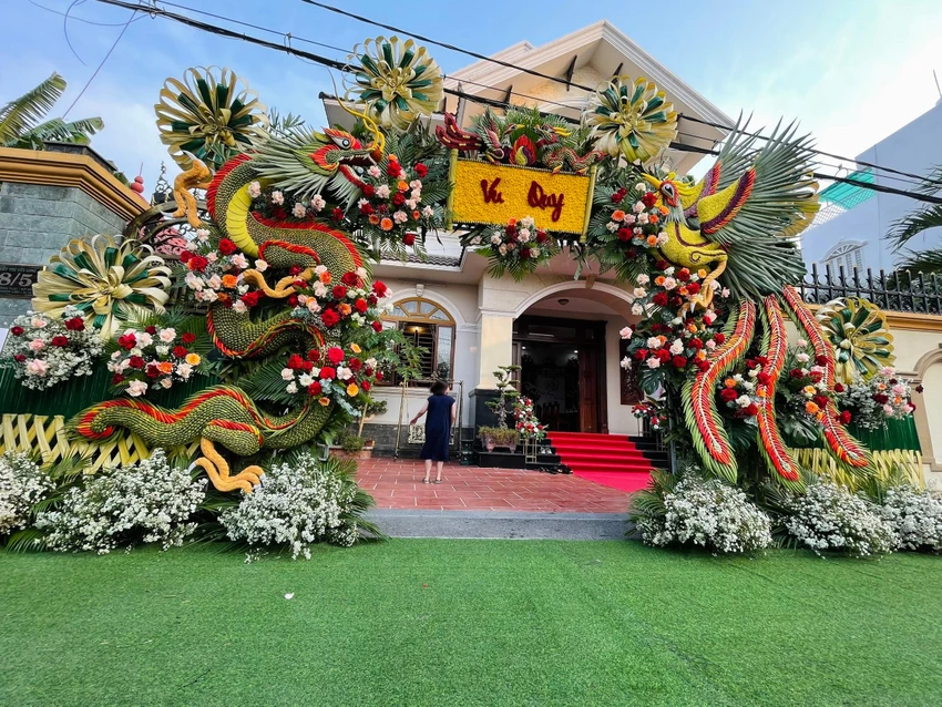 Mẫu cổng cưới rồng phụng cao 8m vừa được anh thực hiện tại tỉnh Đồng Nai. Mẫu cổng cưới rồng phụng cao 8m vừa được anh thực hiện tại tỉnh Đồng Nai.