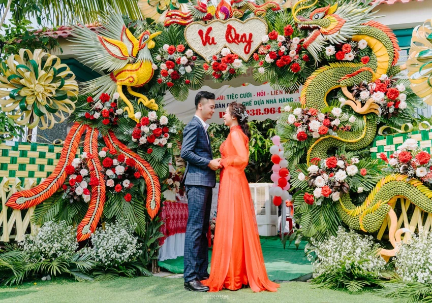 Với anh Tâm, công việc làm cổng cưới thủ công không chỉ giúp kiếm thêm thu nhập mà còn là cách anh "hồi sinh" lại những giá trị tốt đẹp gắn liền với người miền Tây từ xưa đến nay. Với anh Tâm, công việc làm cổng cưới thủ công không chỉ giúp kiếm thêm thu nhập mà còn là cách anh "hồi sinh" lại những giá trị tốt đẹp gắn liền với người miền Tây từ xưa đến nay.