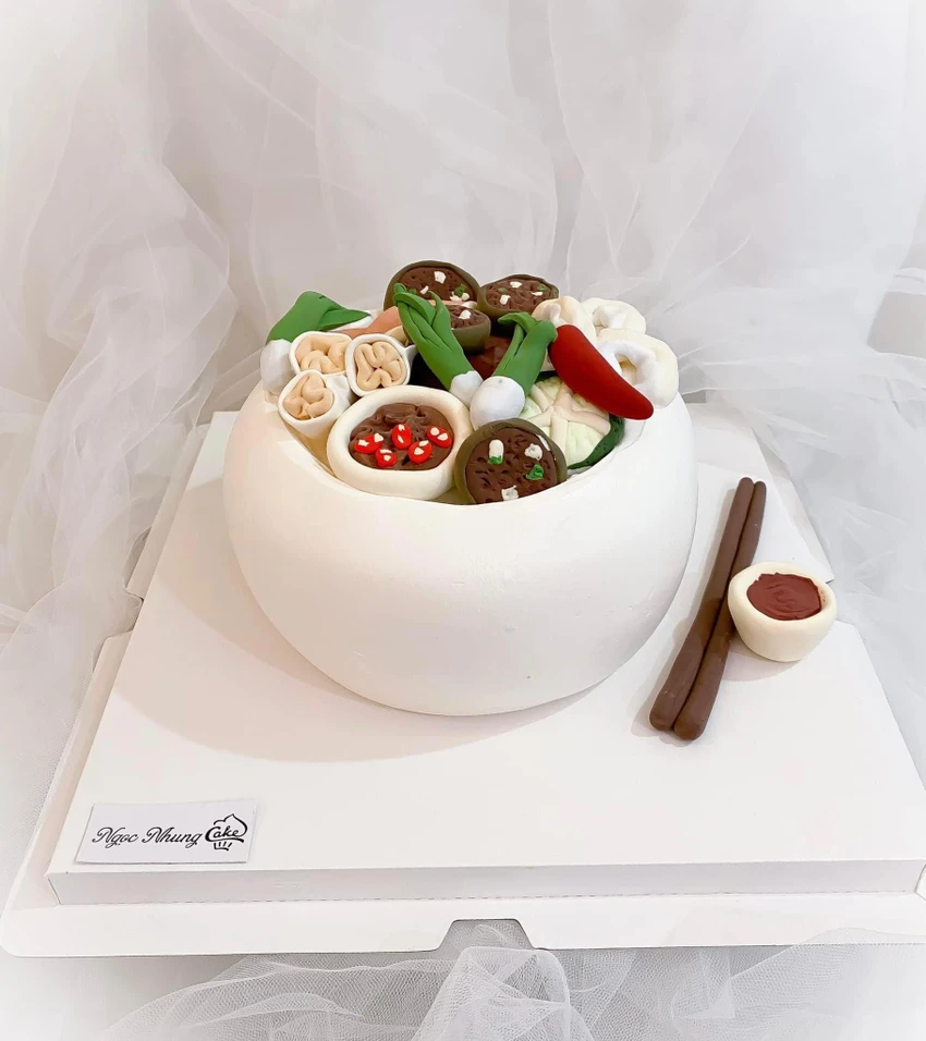 Đến nay, chị đã sáng tạo ra nhiều mẫu bánh đẹp mắt, độc đáo, được nhiều khách hàng tin tưởng, ủng hộ. Đến nay, chị đã sáng tạo ra nhiều mẫu bánh đẹp mắt, độc đáo, được nhiều khách hàng tin tưởng, ủng hộ.