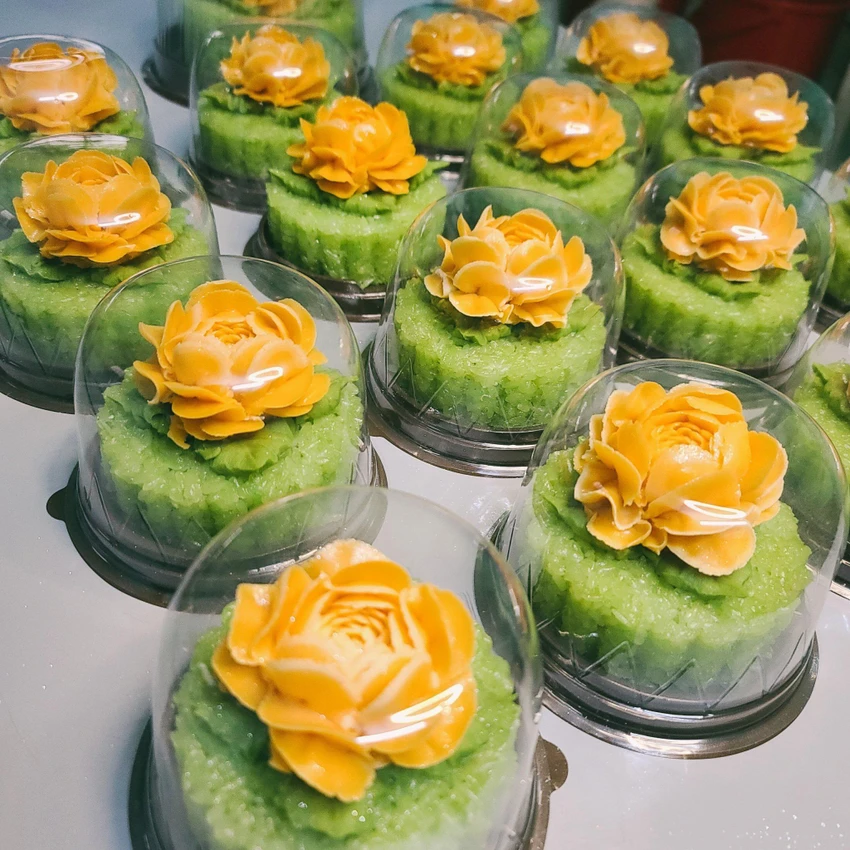 Chị Hà cũng chú ý kỹ ở công đoạn xay đậu tạo bột, đảm bảo phải thật nhuyễn để cánh hoa không bị nứt cũng như lúc tạo hoa được mềm mại hơn.