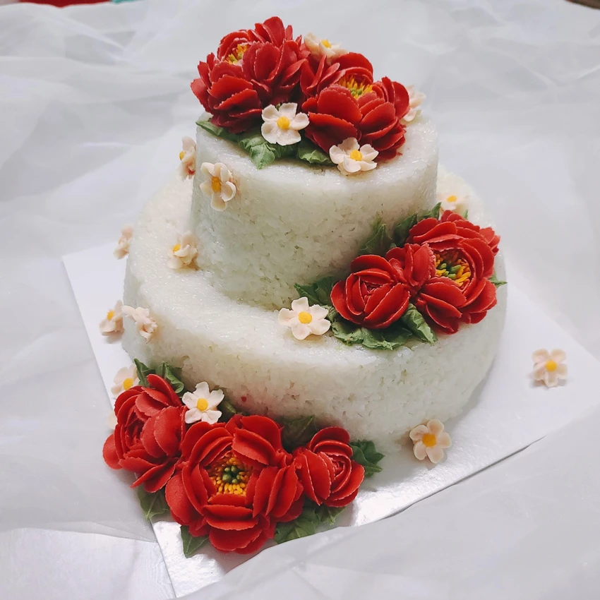 Thoạt nhìn nhiều người dễ nhầm tưởng đây là các mẫu bánh kem thông thường, tuy nhiên nếu ngắm thật kỹ thì mới nhận ra là đậu xanh, xôi nếp tạo thành các bông hoa trông cực kì bắt mắt.