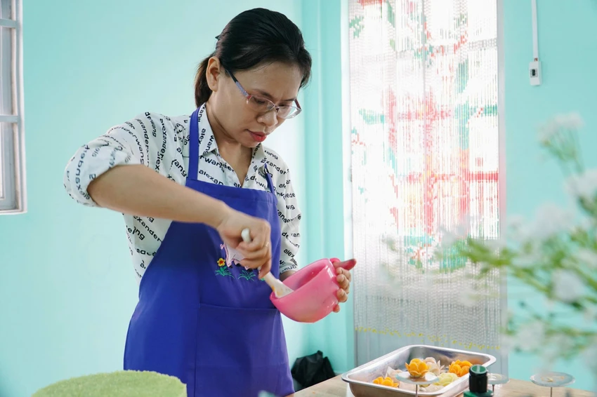 Để hoàn thiện một bánh xôi, chị Hà phải dành thời gian từ 2 đến 3 tiếng đồng hồ.