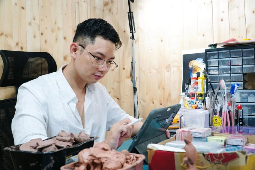 “Cách đây 5 năm tôi đã quyết định nghỉ việc tại một công ty thiết kế nội thất và dành toàn thời gian để phát triển việc sáng tạo các mô hình. Tôi muốn đưa những sinh vật chỉ tồn tại trong trí tưởng tượng của loài người thành một mô hình cụ thể để cùng chiêm ngưỡng, lưu giữ những nền văn hoá, kiến thức”,anh Âu chia sẻ. “Cách đây 5 năm tôi đã quyết định nghỉ việc tại một công ty thiết kế nội thất và dành toàn thời gian để phát triển việc sáng tạo các mô hình. Tôi muốn đưa những sinh vật chỉ tồn tại trong trí tưởng tượng của loài người thành một mô hình cụ thể để cùng chiêm ngưỡng, lưu giữ những nền văn hoá, kiến thức”,anh Âu chia sẻ.