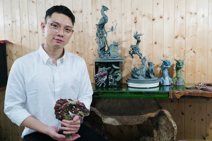 Anh Âu cho biết: “Đây là bộ môn nghệ thuật còn khá mới, có nhiều bạn cũng ấp ủ các hình tượng trong trí tưởng tượng của mình nhưng chưa có cơ hội thể hiện. Tôi luôn mong muốn sẽ tìm các bạn cùng chung đam mê để giao lưu, chia sẻ và phát triển mạnh mẽ hơn các mô hình thủ công bằng đất này”. Anh Âu cho biết: “Đây là bộ môn nghệ thuật còn khá mới, có nhiều bạn cũng ấp ủ các hình tượng trong trí tưởng tượng của mình nhưng chưa có cơ hội thể hiện. Tôi luôn mong muốn sẽ tìm các bạn cùng chung đam mê để giao lưu, chia sẻ và phát triển mạnh mẽ hơn các mô hình thủ công bằng đất này”.