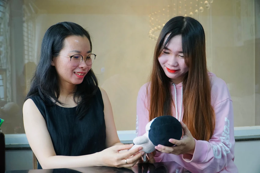 Đến chỗ chị Chi nhận lại gấu bông, bạn Nguyễn Thị Như Bình (ngụ quận Bình Thạnh, TP.HCM) vui mừng: “Đây là bé gấu gắn liền kỷ niệm với Idol của mình nên mình không muốn bỏ bé đi. Bé bị lem màu mực, đen ở phần tóc xuống mặt, nay đem qua chị đã làm sạch, còn trắng hơn cả lúc mới mua bé”. Đến chỗ chị Chi nhận lại gấu bông, bạn Nguyễn Thị Như Bình (ngụ quận Bình Thạnh, TP.HCM) vui mừng: “Đây là bé gấu gắn liền kỷ niệm với Idol của mình nên mình không muốn bỏ bé đi. Bé bị lem màu mực, đen ở phần tóc xuống mặt, nay đem qua chị đã làm sạch, còn trắng hơn cả lúc mới mua bé”.