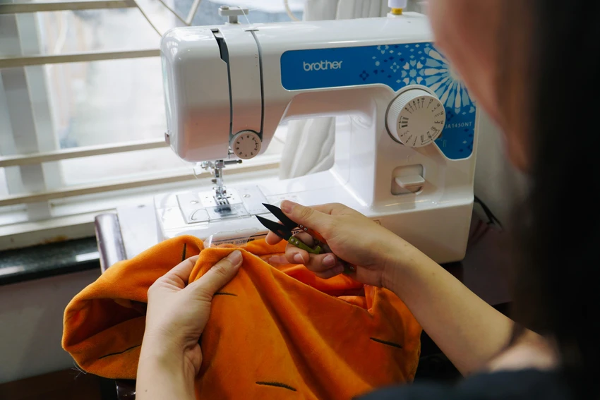 Thoạt nhìn mọi người sẽ nghĩ đây là một công việc đơn giản, chỉ cắt ra rồi chắp vá, may lại. Thế nhưng, chị Chi phủ nhận: “Việc sửa chữa đòi hỏi người thợ phải có tính tỉ mỉ, cẩn thận, biết cách quan sát và quan trọng phải có trí tưởng tượng, sáng tạo. Không phải cứ may là xong mà phải biết mường tượng đường đi của mũi kim để sửa các bé gấu cho hoàn hảo nhất và không để lộ dấu vết”. Thoạt nhìn mọi người sẽ nghĩ đây là một công việc đơn giản, chỉ cắt ra rồi chắp vá, may lại. Thế nhưng, chị Chi phủ nhận: “Việc sửa chữa đòi hỏi người thợ phải có tính tỉ mỉ, cẩn thận, biết cách quan sát và quan trọng phải có trí tưởng tượng, sáng tạo. Không phải cứ may là xong mà phải biết mường tượng đường đi của mũi kim để sửa các bé gấu cho hoàn hảo nhất và không để lộ dấu vết”.