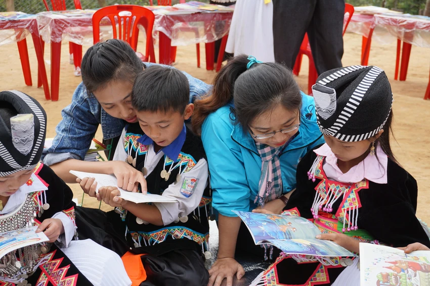 Tại các điểm thư viện, không phải gửi sách một lần mà sẽ tiến hành gửi bổ sung. Thời gian từ 6 tháng đến 1 năm sẽ được cập nhật thêm sách mới để phục vụ việc đọc cho các em. Tại các điểm thư viện, không phải gửi sách một lần mà sẽ tiến hành gửi bổ sung. Thời gian từ 6 tháng đến 1 năm sẽ được cập nhật thêm sách mới để phục vụ việc đọc cho các em.