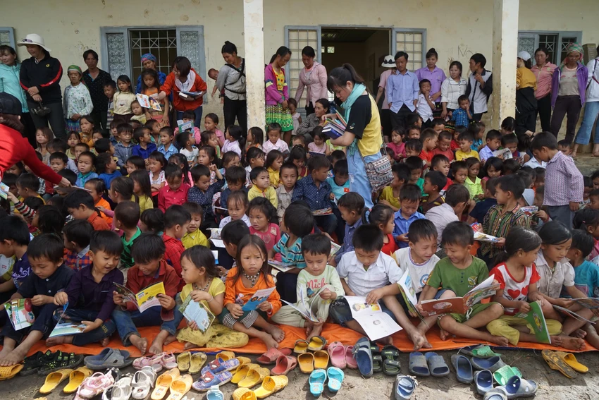 Lúc đó, anh nghĩ đến việc trao tặng sách để giúp các em làm giàu tâm hồn, nuôi dưỡng tri thức, say mê việc học tập thì mới sớm đổi mới cuộc sống sau này.Nghĩ là làm, anh bắt đầu mang những quyển sách đầu tiên đến cho các em nhỏ ở vùng bản xa. Lúc đó, anh nghĩ đến việc trao tặng sách để giúp các em làm giàu tâm hồn, nuôi dưỡng tri thức, say mê việc học tập thì mới sớm đổi mới cuộc sống sau này.Nghĩ là làm, anh bắt đầu mang những quyển sách đầu tiên đến cho các em nhỏ ở vùng bản xa.