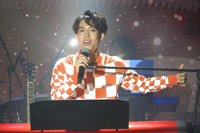 Sau thành công ở show diễn "Nắng hạ", nam ca sĩ sẽ tiếp tục t hực hiện các đêm nhạc miễn phí khác nằm trong chuỗi dự án của mình. Ảnh: NHẬT DIỄM Sau thành công ở show diễn "Nắng hạ", nam ca sĩ sẽ tiếp tục t hực hiện các đêm nhạc miễn phí khác nằm trong chuỗi dự án của mình. Ảnh: NHẬT DIỄM