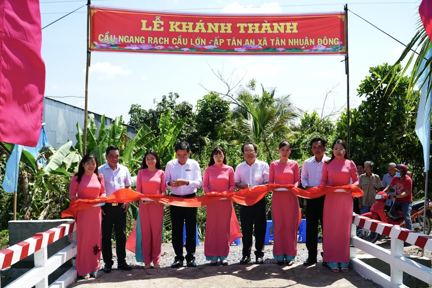 Các đại biểu cắt băng rôn khánh thành cầu Các đại biểu cắt băng rôn khánh thành cầu