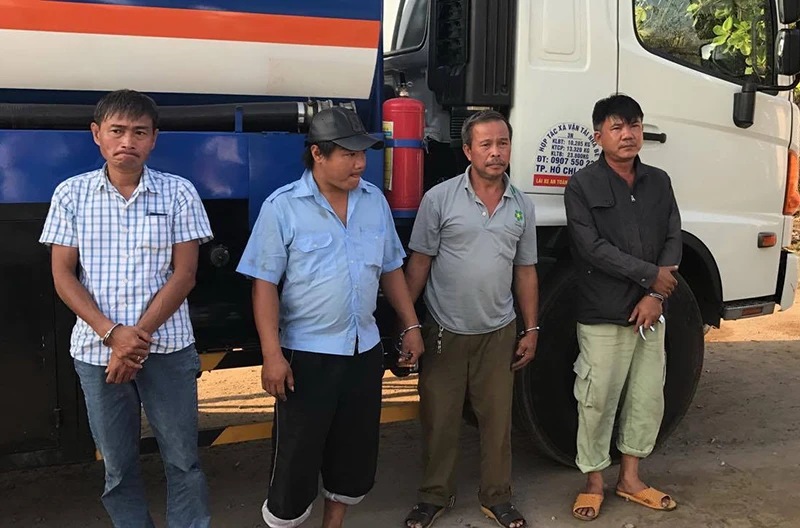Bộ Công an bắt hơn 30 người rút ruột xăng dầu ảnh 2 Bộ Công an bắt hơn 30 người rút ruột xăng dầu ảnh 2