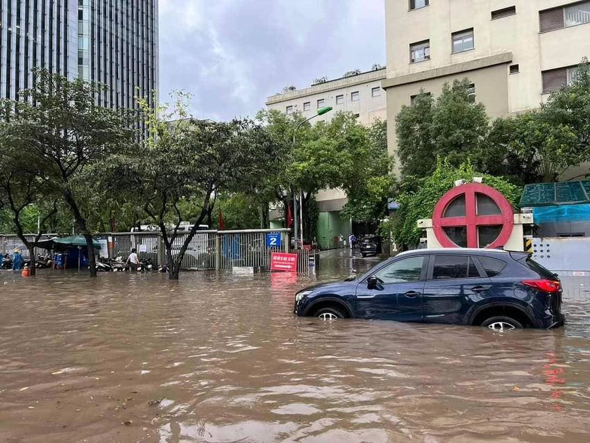 Nước ngập sâu nửa bánh ô tô trước cổng vào Viện Huyết học Truyền máu Trung ương, phố Phạm Văn Bạch, Cầu Giấy, Hà Nội. Ảnh: CTV Xe máy ngập qua nửa thân xe, người dân phải dẫn bộ trong biển nước ở đường Phạm Văn Bạch. Ảnh: CTV Nước ngập sâu nửa bánh ô tô trước cổng vào Viện Huyết học Truyền máu Trung ương, phố Phạm Văn Bạch, Cầu Giấy, Hà Nội. Ảnh: CTV Xe máy ngập qua nửa thân xe, người dân phải dẫn bộ trong biển nước ở đường Phạm Văn Bạch. Ảnh: CTV