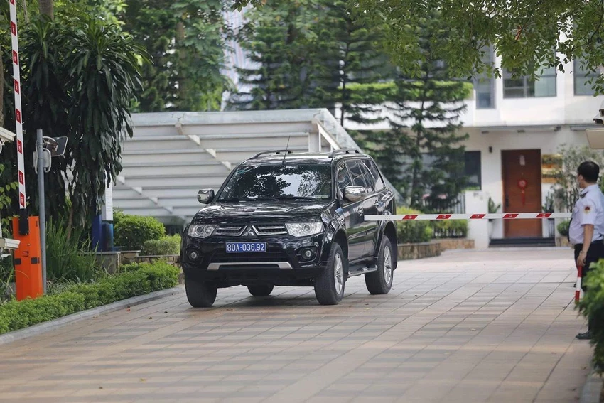 Xe biển xanh của Bộ Công an xuất hiện tại nhà ông Nguyễn Thanh Long, chiều ngày 7-6. Ảnh: MINH TRÚC Xe biển xanh của Bộ Công an xuất hiện tại nhà ông Nguyễn Thanh Long, chiều ngày 7-6. Ảnh: MINH TRÚC