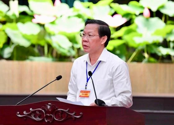 Chủ tịch UBND TP.HCM Phan Văn Mãi báo cáo tại buổi làm việc. Ảnh: VIỆT DŨNG/SGGP Chủ tịch UBND TP.HCM Phan Văn Mãi báo cáo tại buổi làm việc. Ảnh: VIỆT DŨNG/SGGP