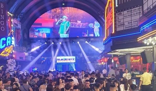 Hàng trăm người tụ tập vui chơi bên trong quán vào tối 4-10. Ảnh: NGUYỄN YÊN