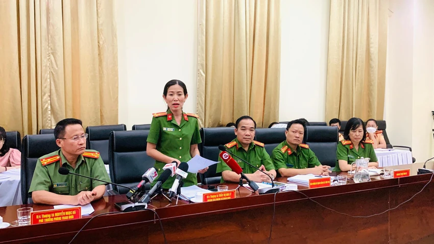 Thượng tá Trần Thị Kim Lý, Chánh Văn phòng Cơ quan CSĐT, Công an TP.HCM, thông tin đến báo chí về quá trình điều tra vụ án. Ảnh: NGUYỄN TÂN Thượng tá Trần Thị Kim Lý, Chánh Văn phòng Cơ quan CSĐT, Công an TP.HCM, thông tin đến báo chí về quá trình điều tra vụ án. Ảnh: NGUYỄN TÂN