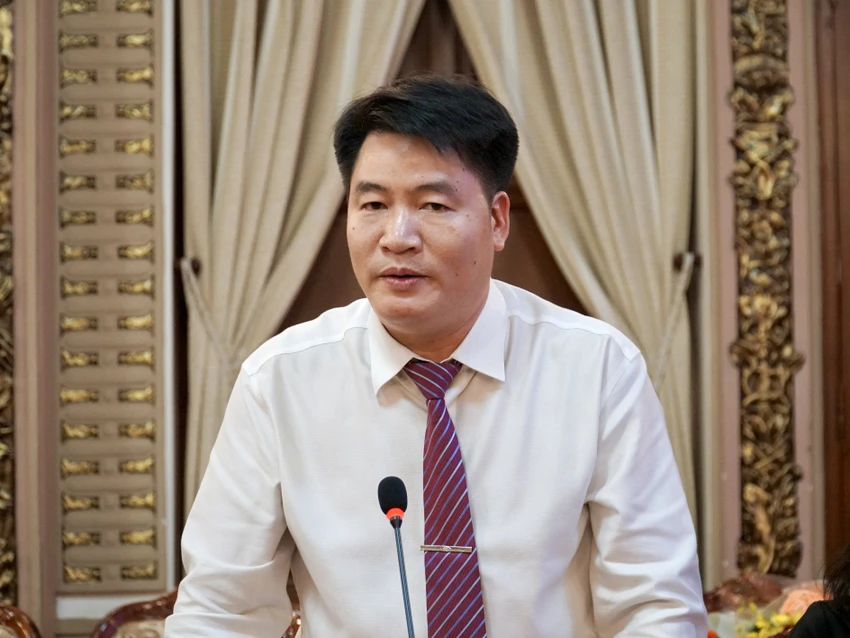 Tân Phó Tổng biên tập Báo Pháp Luật TP.HCM Đinh Đức Thọ đại diện phát biểu cảm ơn lãnh đạo UBND TP và Ban biên tập đã tin tưởng giao nhiệm vụ mới. Ảnh: BẢO PHƯƠNG Tân Phó Tổng biên tập Báo Pháp Luật TP.HCM Đinh Đức Thọ đại diện phát biểu cảm ơn lãnh đạo UBND TP và Ban biên tập đã tin tưởng giao nhiệm vụ mới. Ảnh: BẢO PHƯƠNG