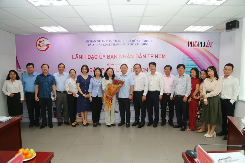 Đoàn làm việc chụp ảnh lưu niệm với các thành viên báo Pháp Luật TP.HCM. Ảnh: HOÀNG GIANG Đoàn làm việc chụp ảnh lưu niệm với các thành viên báo Pháp Luật TP.HCM. Ảnh: HOÀNG GIANG