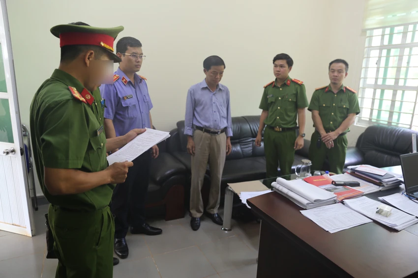 Cơ quan điều tra đọc quyết định khởi tố bị can đối với ông Hồ Sỹ Điệp. Ảnh: MQ Cơ quan điều tra đọc quyết định khởi tố bị can đối với ông Hồ Sỹ Điệp. Ảnh: MQ