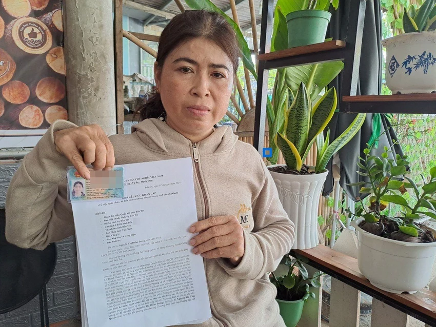Bà Nguyễn Thị Diễm Trang khẳng định bà không phải là Nguyễn Thị Cẩm Quyên, người phải thi hành Bản án số 12. Ảnh: ĐÔNG HÀ Bà Nguyễn Thị Diễm Trang khẳng định bà không phải là Nguyễn Thị Cẩm Quyên, người phải thi hành Bản án số 12. Ảnh: ĐÔNG HÀ