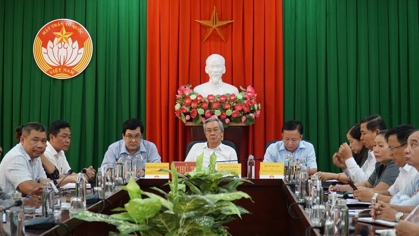 Ông Nguyễn Thái BÌnh, Phó Tổng biên tập Báo Pháp Luật TP.HCM (hàng trên cùng, bìa trái), Trưởng Ban Tổ chức Chương trình, đang làm việc với ông Lê Văn Bình, Ủy viên Ban Thường vụ Thành ủy, Chủ tịch Ủy ban MTTQ Việt Nam tỉnh Ninh Thuận (ngồi giữa) và ông Lê Huyền, Phó Chủ tịch UBND tỉnh Ninh Thuận, cùng các sở ban ngành, đơn vị chiều 12-6. Ảnh: HUỲNH HẢI