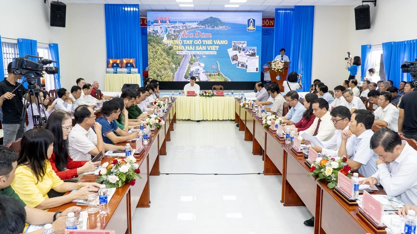 Quang cảnh buổi Tọa đàm "Chung tay tháo gỡ thẻ vàng cho hải sản Việt" do báo Pháp Luật TP.HCM phối hợp với UBND tỉnh Bà Rịa - Vũng Tàu tổ chức tại huyện Long Điền ngày 10-6. Ảnh: MẠNH THẮNG