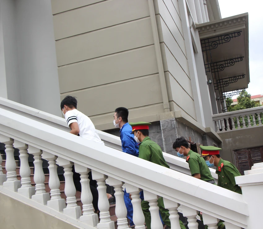 Bị cáo Giàu (áo xanh dương) được thay đổi biện pháp ngăn chặn từ tạm giam sang cấm đi khỏi nơi cư trú. Ảnh: MINH CHUNG Bị cáo Giàu (áo xanh dương) được thay đổi biện pháp ngăn chặn từ tạm giam sang cấm đi khỏi nơi cư trú. Ảnh: MINH CHUNG