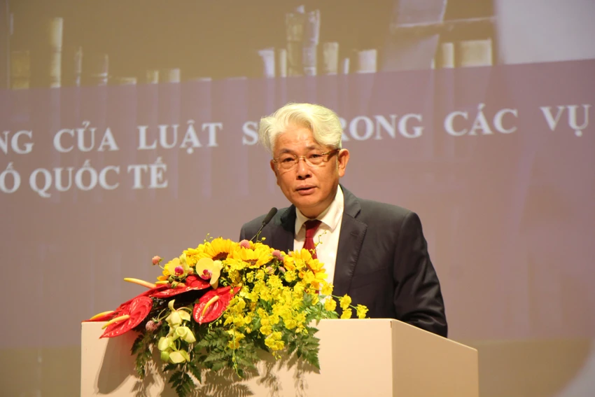 Tiến sĩ – luật sư Lưu Tiến Dũng, Trọng tài viên Trung tâm Trọng tài Quốc tế Việt Nam, Phó Chủ tịch Liên đoàn Luật sư Việt Nam trình bày tham luận: “Kỹ năng tranh tụng của luật sư trong các vụ tranh chấp có yếu tố quốc tế”. Tiến sĩ – luật sư Lưu Tiến Dũng, Trọng tài viên Trung tâm Trọng tài Quốc tế Việt Nam, Phó Chủ tịch Liên đoàn Luật sư Việt Nam trình bày tham luận: “Kỹ năng tranh tụng của luật sư trong các vụ tranh chấp có yếu tố quốc tế”.