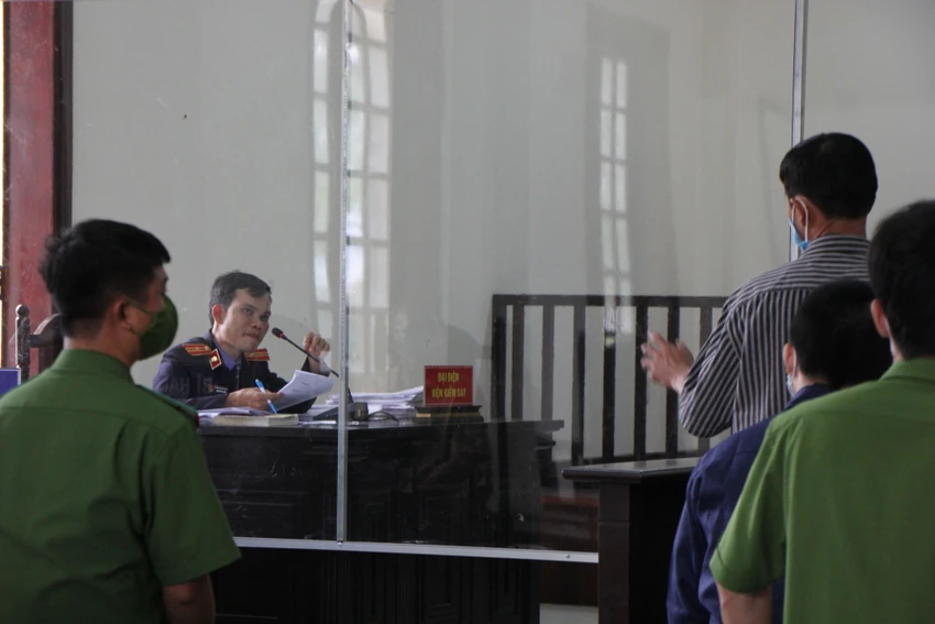 Bị cáo Huỳnh Văn Thanh (áo sọc) trả lời vị đại diện VKS. Ảnh: DƯƠNG HOÀNG