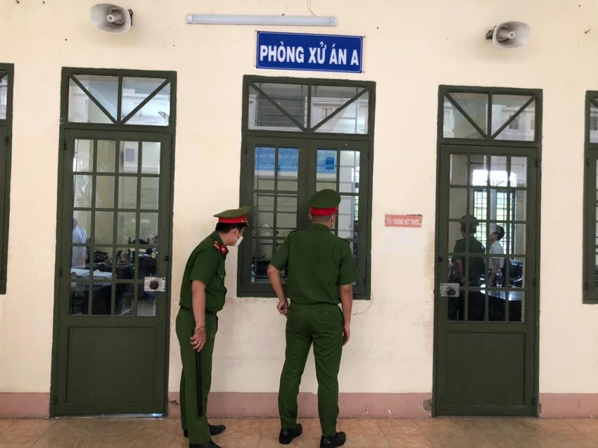 Các nhà báo không được tiếp tục dự tòa vào phiên xử chiều nay. Ảnh: MINH CHUNG Các nhà báo không được tiếp tục dự tòa vào phiên xử chiều nay. Ảnh: MINH CHUNG