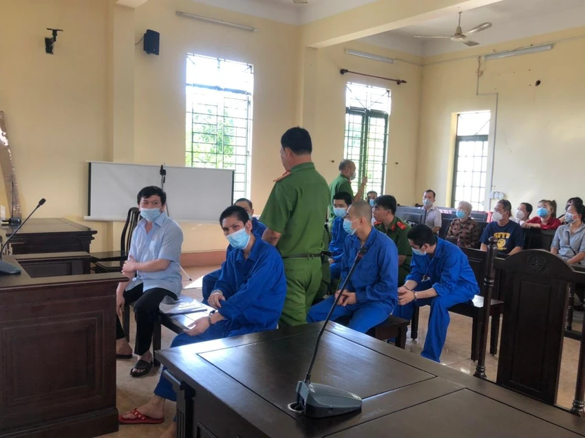 Bị cáo Trí (áo xanh ngắn tay) và đồng phạm tại phiên tòa sáng nay. Ảnh: MINH CHUNG
