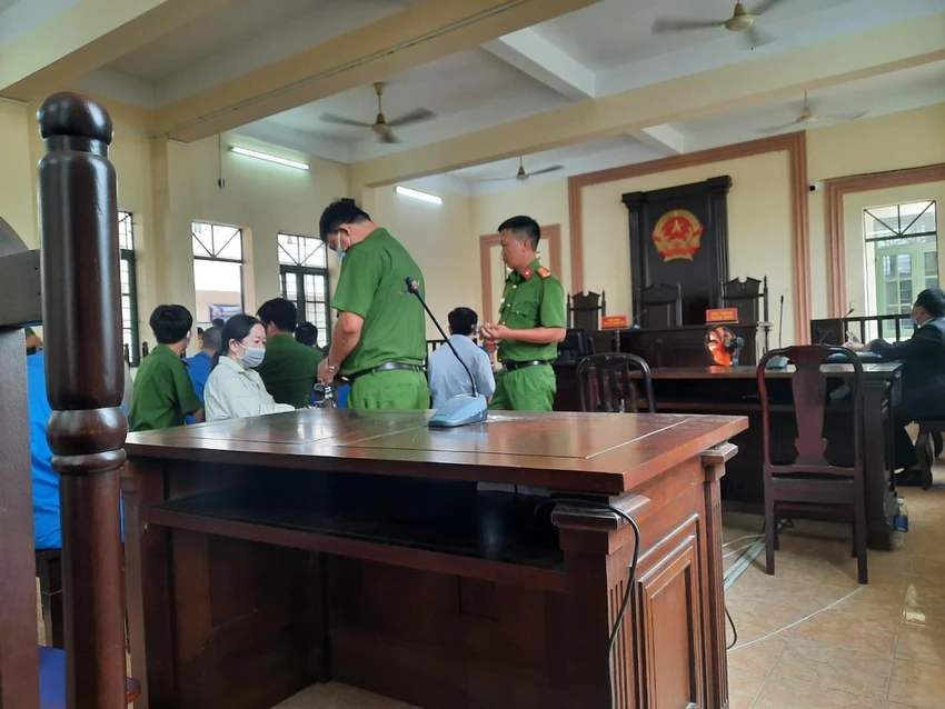 Vị thẩm phán chủ tọa không đọc phần nhận định của bản án và chỉ đọc phần quyết định. Dù phần tuyên án theo quy định của BLTTHS là công khai nhưng báo chí bị gặp khó trong khi tác nghiệp; cũng không được quay phim, chụp hình dù đã xuất trình đầy đủ giấy tờ. Ảnh: MINH CHUNG Vị thẩm phán chủ tọa không đọc phần nhận định của bản án và chỉ đọc phần quyết định. Dù phần tuyên án theo quy định của BLTTHS là công khai nhưng báo chí bị gặp khó trong khi tác nghiệp; cũng không được quay phim, chụp hình dù đã xuất trình đầy đủ giấy tờ. Ảnh: MINH CHUNG