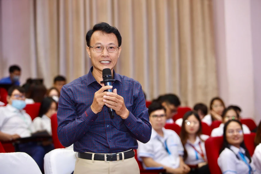 PGS.TS Ngô Hữu Phước đặt câu hỏi về cơ hội của các bạn sinh viên luật vào ngành tòa án. Ảnh: NGUYỆT NHI PGS.TS Ngô Hữu Phước đặt câu hỏi về cơ hội của các bạn sinh viên luật vào ngành tòa án. Ảnh: NGUYỆT NHI