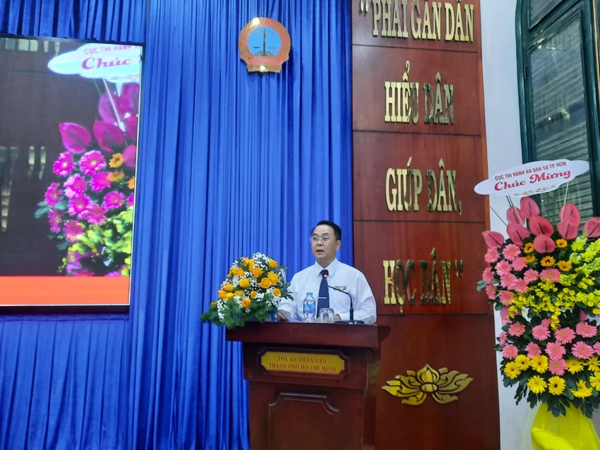 Thẩm phán Nguyễn Thành Vinh - Chánh án TAND TP Thủ Đức trình bày tham luận. Ảnh: MC Thẩm phán Nguyễn Thành Vinh - Chánh án TAND TP Thủ Đức trình bày tham luận. Ảnh: MC