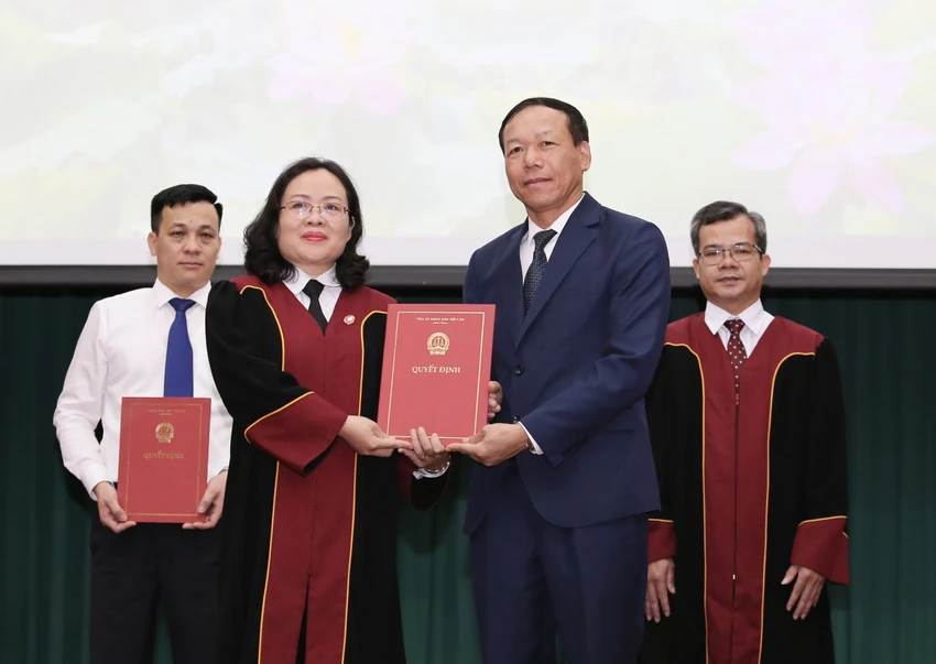 Phó chánh án thường trực TAND Tối cao Nguyễn Trí Tuệ trao quyết định bổ nhiệm của Chủ tịch nước cho các tân thẩm phán cao cấp. Ảnh: HOÀNG GIANG. Phó chánh án thường trực TAND Tối cao Nguyễn Trí Tuệ trao quyết định bổ nhiệm của Chủ tịch nước cho các tân thẩm phán cao cấp. Ảnh: HOÀNG GIANG.