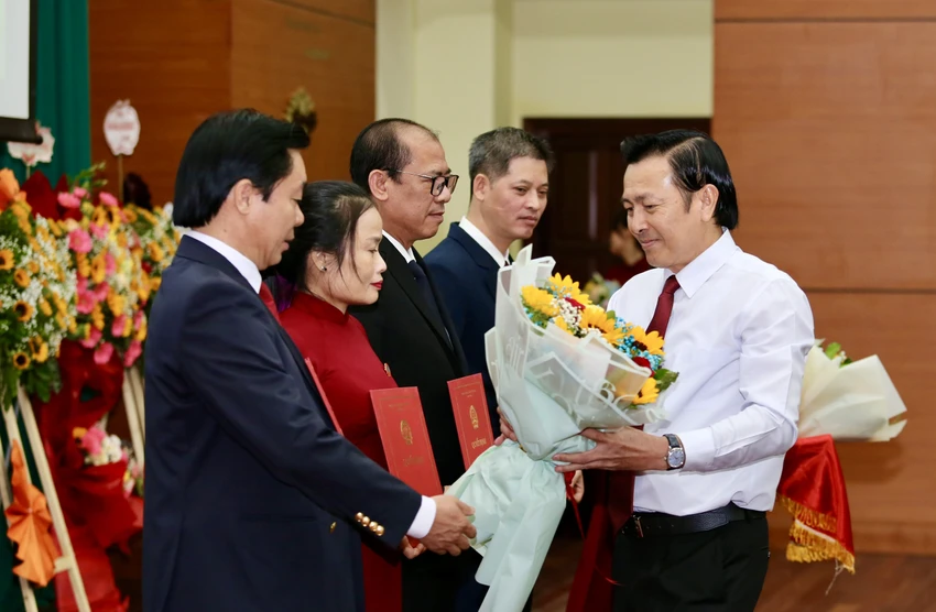 Chánh án TAND Cấp cao tại TP.HCM Trần Văn Châu trao quyết định bổ nhiệm các chức danh của tòa này cho các thẩm phán. Ảnh: HOÀNG GIANG Chánh án TAND Cấp cao tại TP.HCM Trần Văn Châu trao quyết định bổ nhiệm các chức danh của tòa này cho các thẩm phán. Ảnh: HOÀNG GIANG