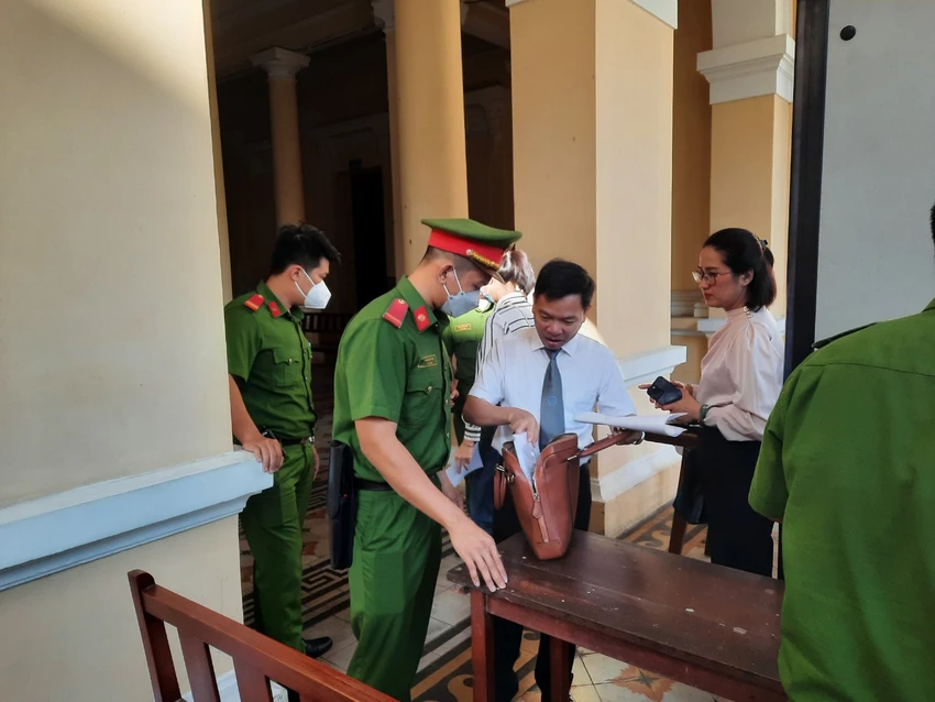 Kiểm tra an ninh trước khi vào phòng xử Kiểm tra an ninh trước khi vào phòng xử