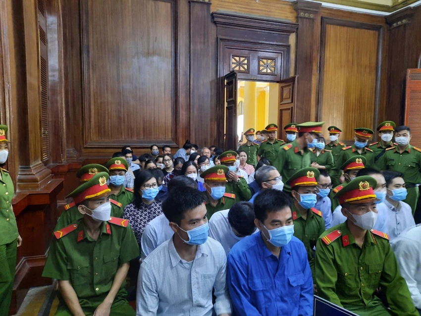 Bị cáo Nga (ngồi hàng thứ 3, thứ 2 từ trái sang) tại phiên tòa sáng nay (13-2). Ảnh: MC Bị cáo Nga (ngồi hàng thứ 3, thứ 2 từ trái sang) tại phiên tòa sáng nay (13-2). Ảnh: MC