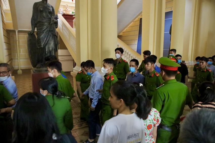 Rất đông báo chí tác nghiệp buổi tuyên án
