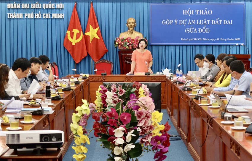 Bà Văn Thị Bạch Tuyết, Phó trưởng Đoàn ĐBQH TP.HCM phát biểu khai mạc hội thảo. Ảnh: TRẦN MINH