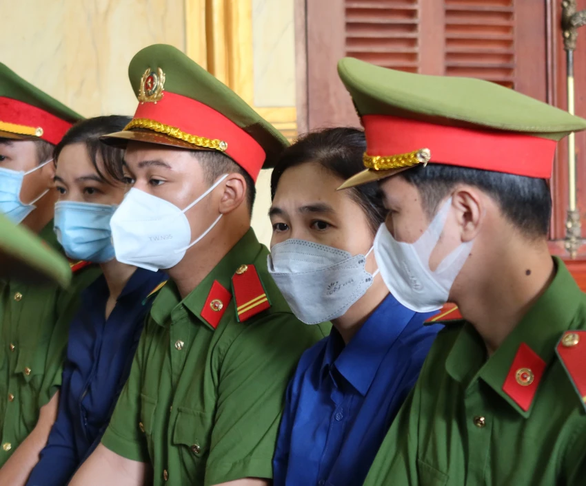 Bị cáo Trương Hoàng Ngọc Diệp (thứ hai từ phải sang)