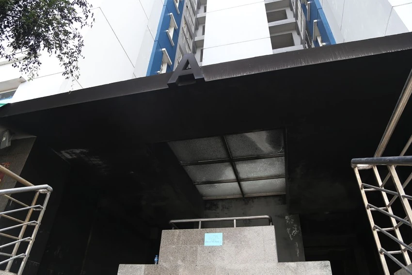 Ngọn lửa xuất phát từ tầng hầm block A chung cư rồi nhanh chóng lan rộng. Ảnh: HOÀNG GIANG Ngọn lửa xuất phát từ tầng hầm block A chung cư rồi nhanh chóng lan rộng. Ảnh: HOÀNG GIANG