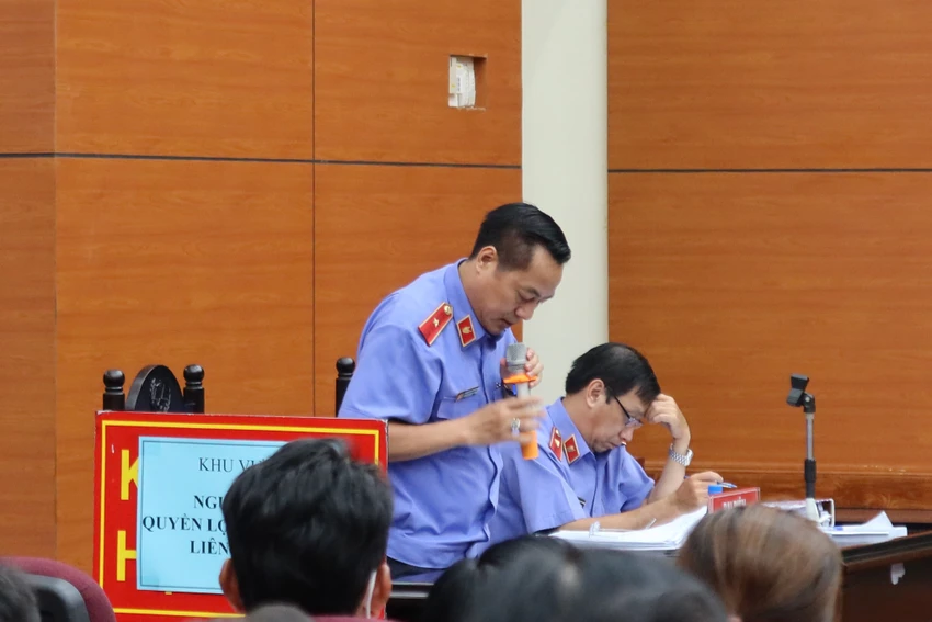Đại diện VKSND Cấp cao tại TP.HCM đã rút một phần kháng nghị đối với 15 bị cáo trong vụ án này. Ảnh: TRẦN MINH Đại diện VKSND Cấp cao tại TP.HCM đã rút một phần kháng nghị đối với 15 bị cáo trong vụ án này. Ảnh: TRẦN MINH
