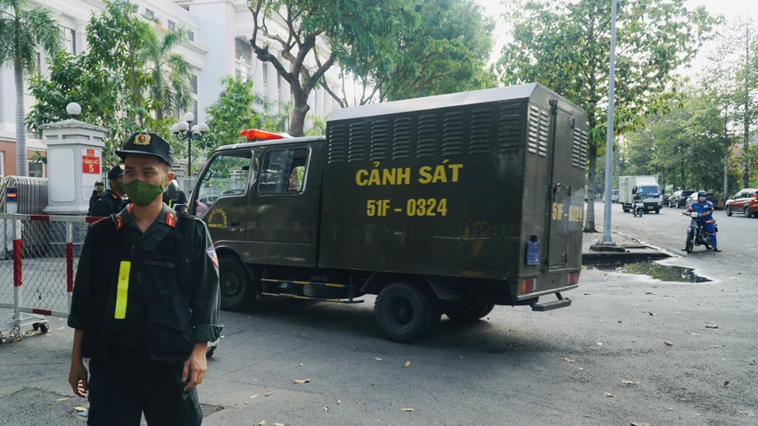 Xe chở bị cáo vừa đến tòa Xe chở bị cáo vừa đến tòa