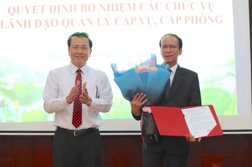 Ông Võ Văn Khoa (phải) quê ở tỉnh Quảng Nam, 52 tuổi, có trình độ thạc sĩ luật. Ảnh: TANDCC Ông Võ Văn Khoa (phải) quê ở tỉnh Quảng Nam, 52 tuổi, có trình độ thạc sĩ luật. Ảnh: TANDCC