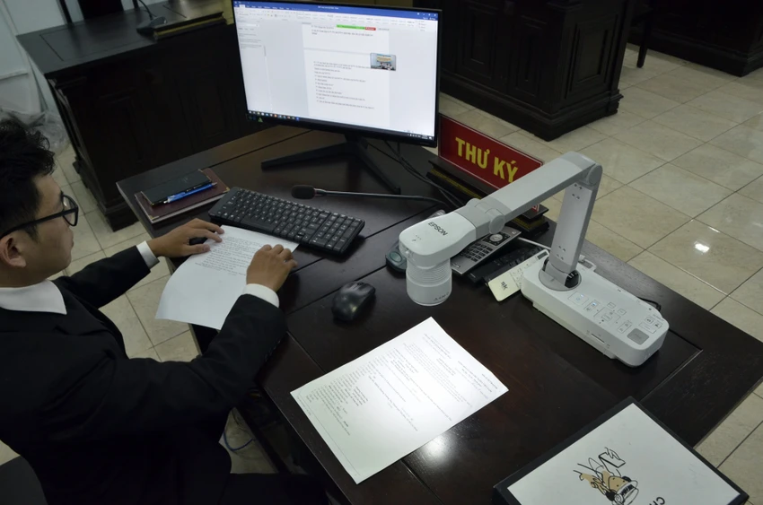 Máy soi chiếu tài liệu tại phiên tòa trực tuyến. Ảnh: THẾ GIANG Máy soi chiếu tài liệu tại phiên tòa trực tuyến. Ảnh: THẾ GIANG